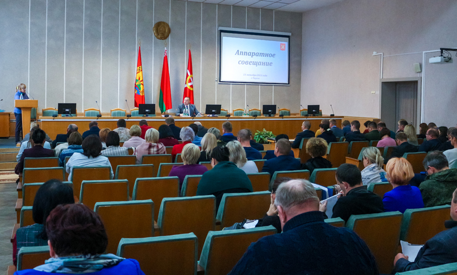 Разговор был предметным и жестким. Очередное аппаратное совещание под руководством председателя Чаусского райисполкома Дмитрия Акулича прошло 23 октября