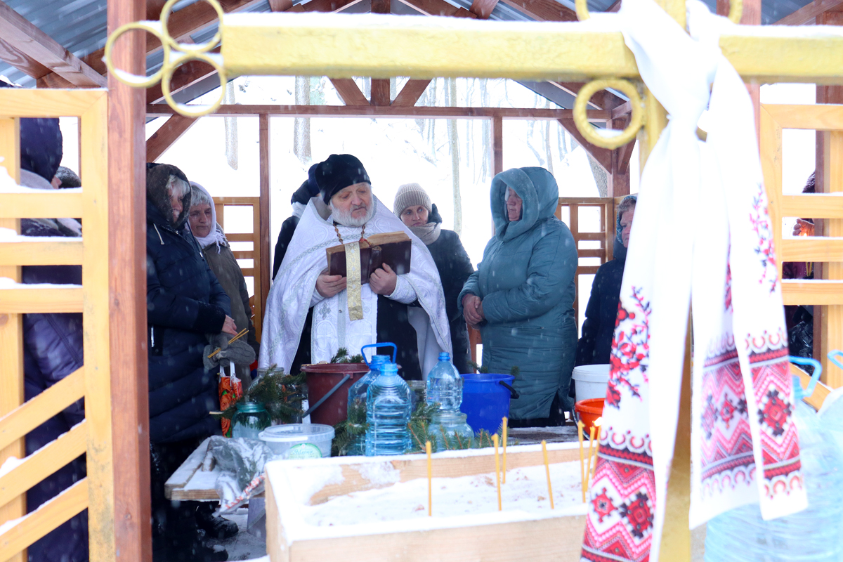 В Крещенский сочельник 18 января на кринице Петра и  Павла в агрогородке Каменка Чаусского района состоялось освящение воды