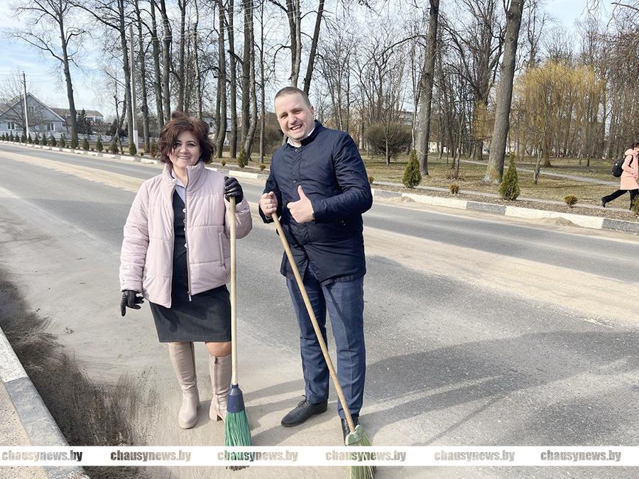 Рабочие коллективы Чаусского района вышли на уборку территории